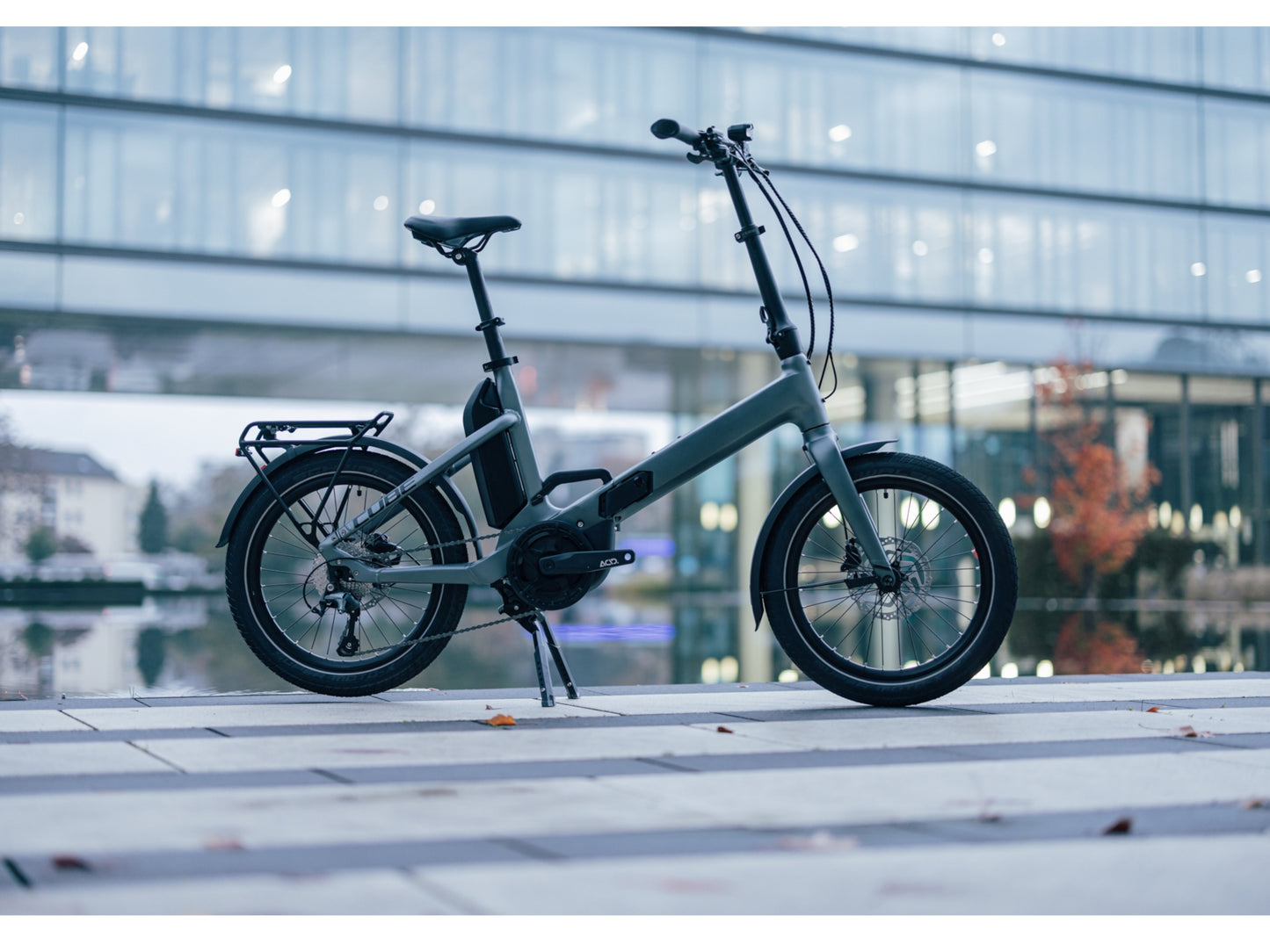 Cube Fold Sport Hybrid 500 electric bike flashgrey n black side profile office building in background