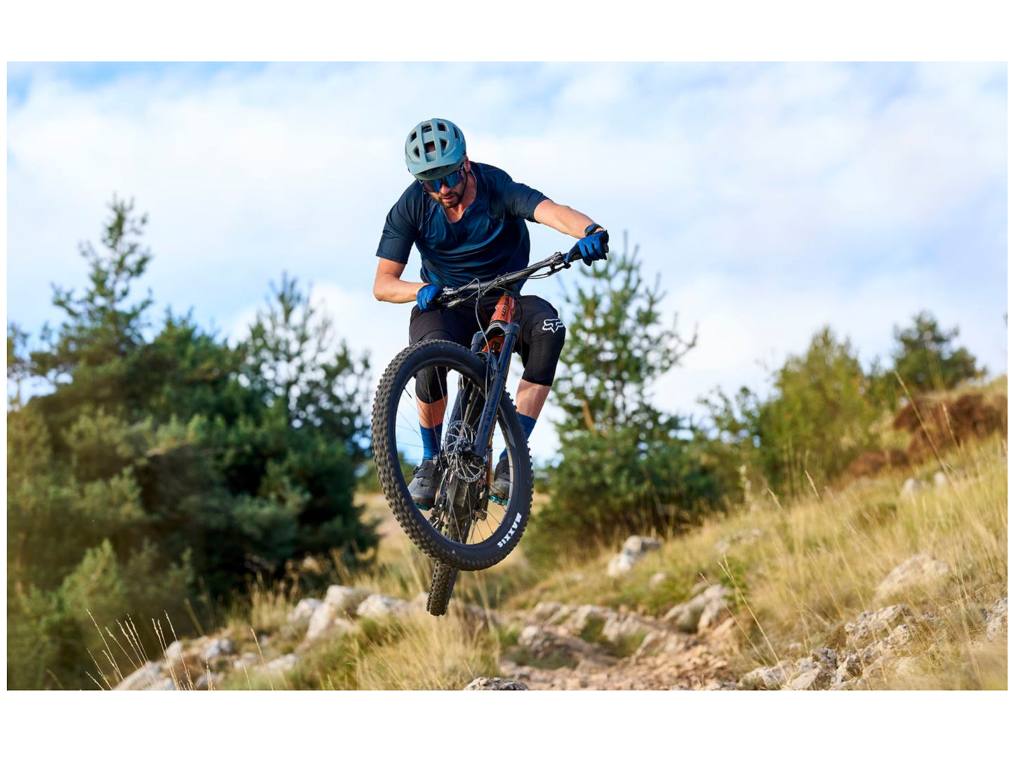 Giant Trance X E  + 2 Pro 29 eMTB full suspension man riding jumping single track trail