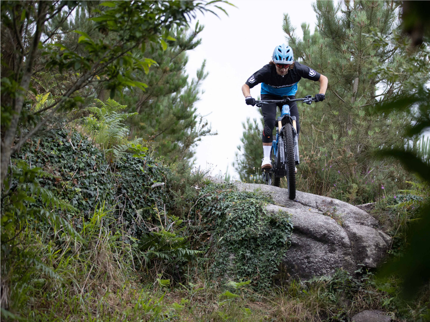 Mondraker Dusk e-mountain bike riding on rocks on Fly Rides
