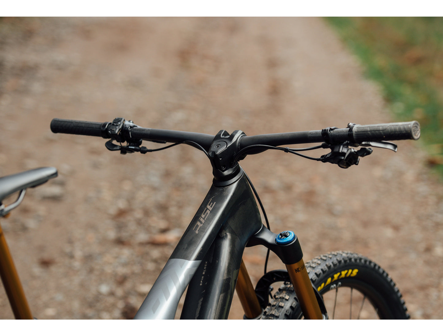 Orbea Rise M20 eMTB full suspension closeup cockpit handlebars top tube fork