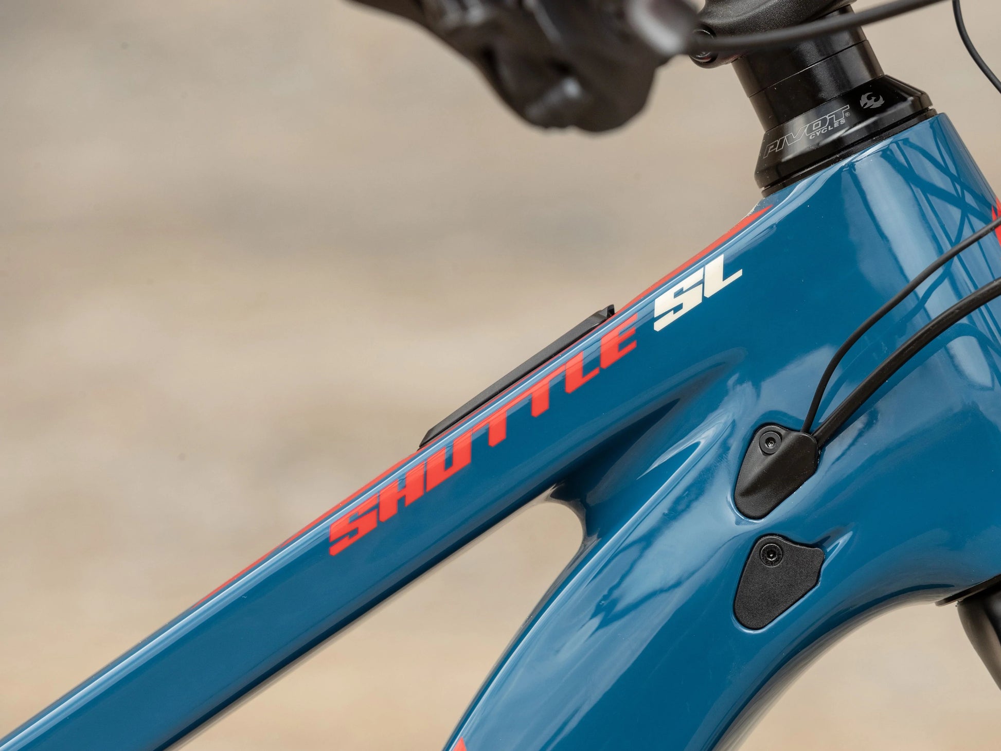 Pivot Shuttle SL Team XTR eMTB full suspension close up internal cable routing