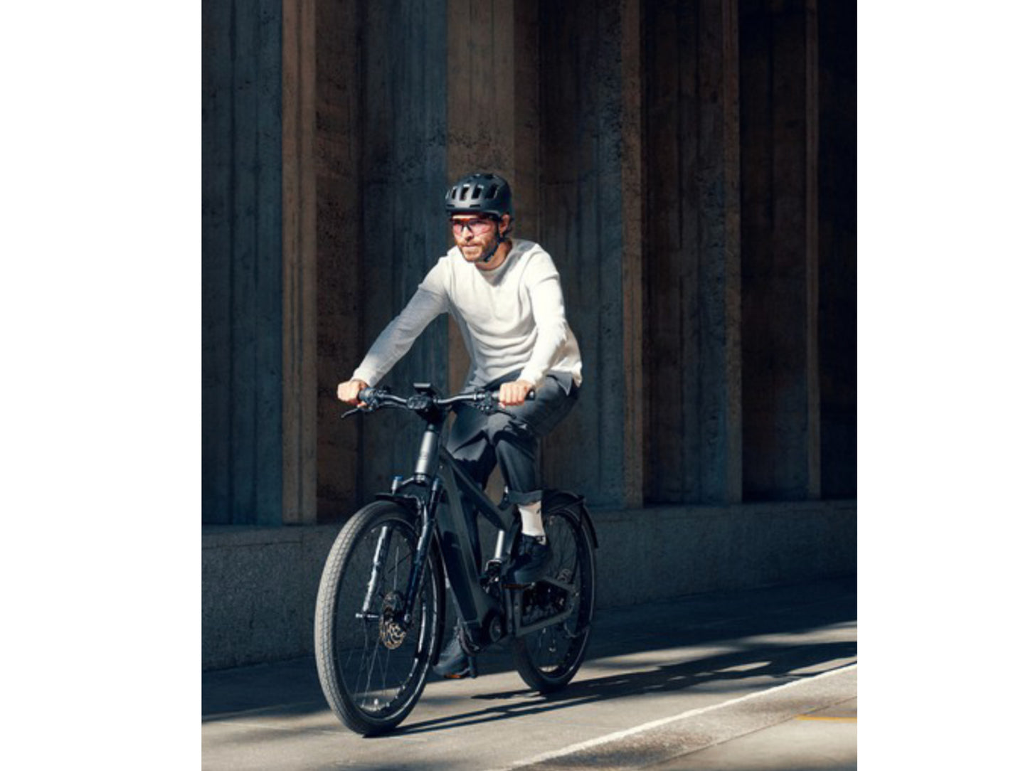 Riese and Muller Delite Vario eMTB full suspension man commuting on city streets