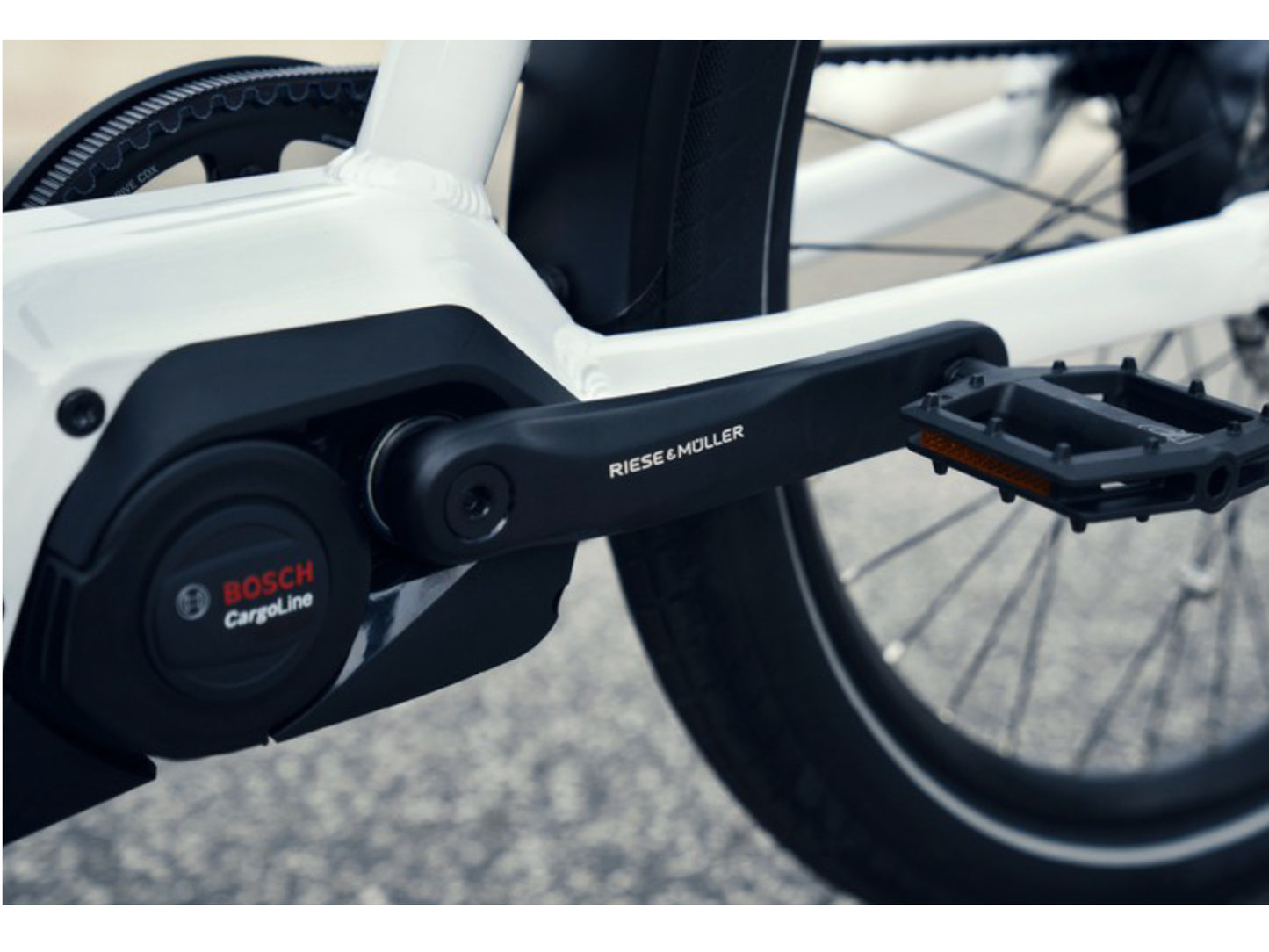 Riese & Muller Packster 70 Automatic cargo eMTB hardtail close up bosch motor crankset pedal