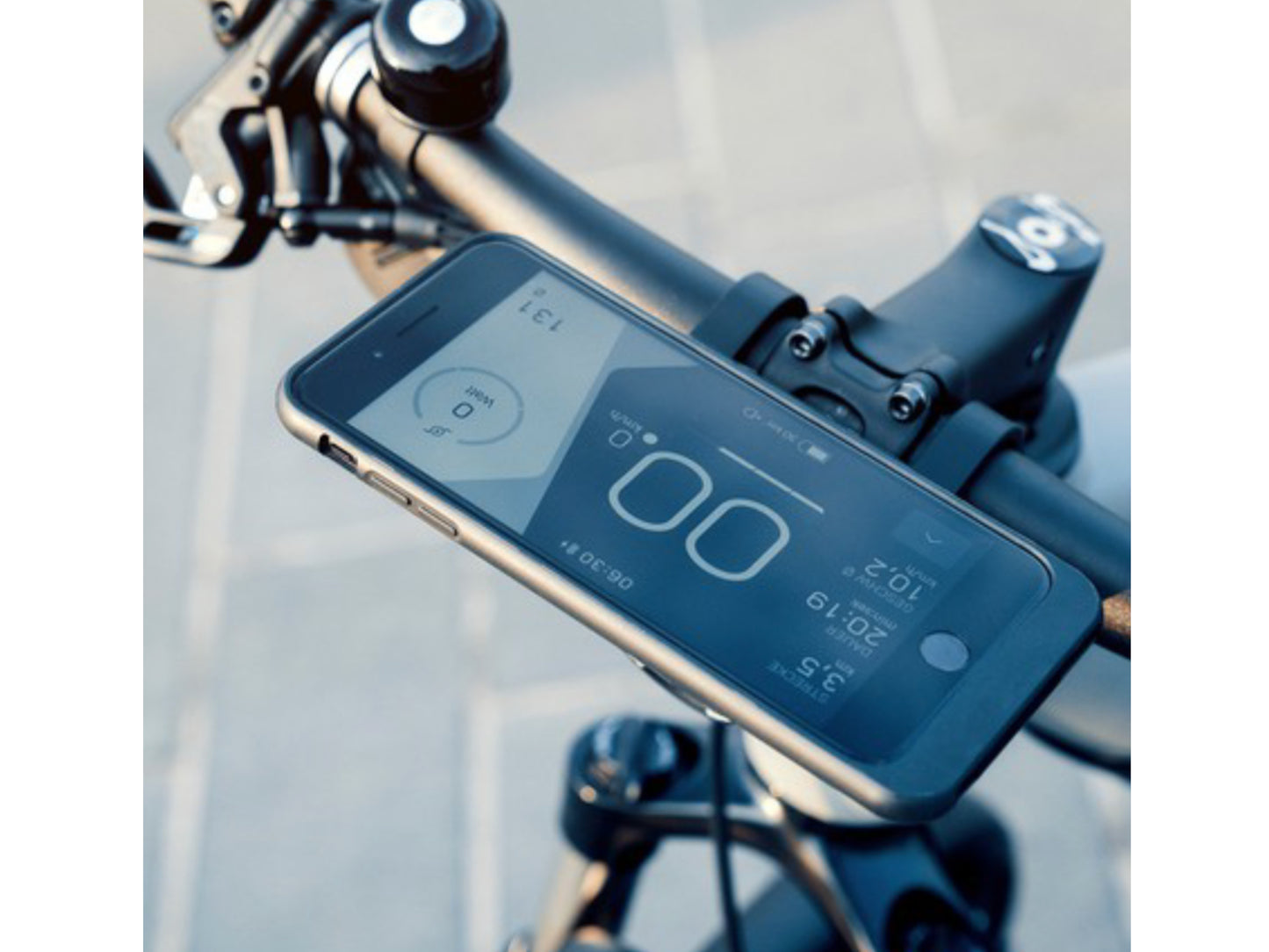 Riese and Muller Roadster Touring eMTB hardtail close up smart phone cockpit
